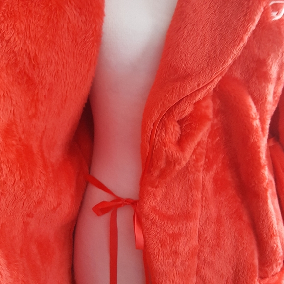 NWT Victoria's Secret Red Plush Cozy Short Robe Sz XS/S - Picture 5 of 11